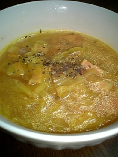 キャベツとベーコンのカレースープの写真