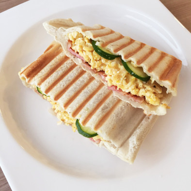 たまごとベーコンのパニーニ サンドイッチの写真
