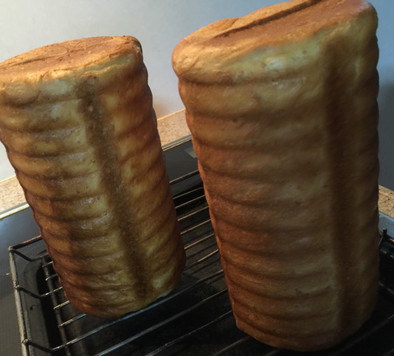 トヨ型で作るパンの写真