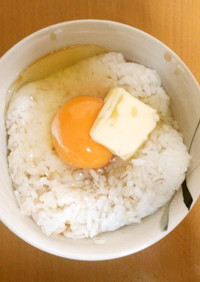 蕎麦つゆバターの卵かけご飯