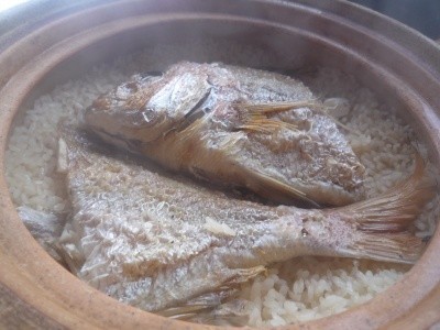土鍋で炊く鯛飯の画像