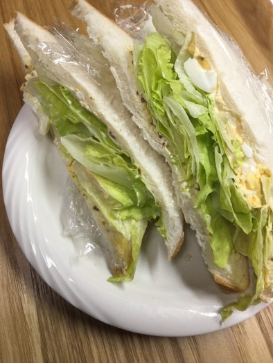 レタスたっぷりのたまごサンドイッチの写真