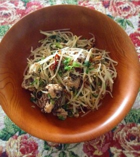 簡単3分おかず!ピリ辛鯖とモヤシの炒め物