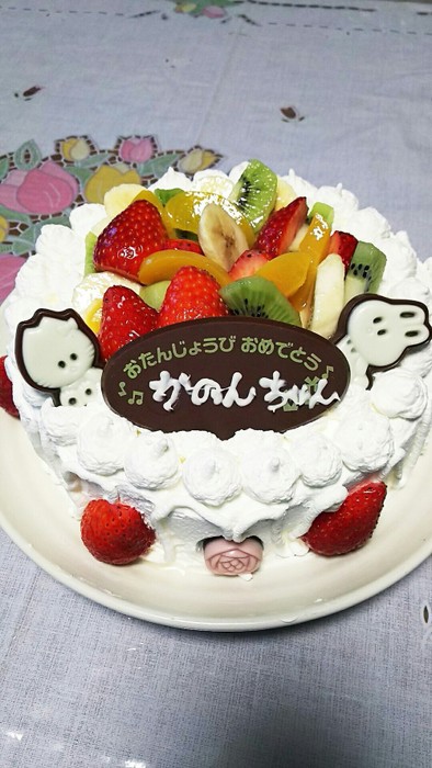 フルーツいっぱい誕生日ケーキの写真