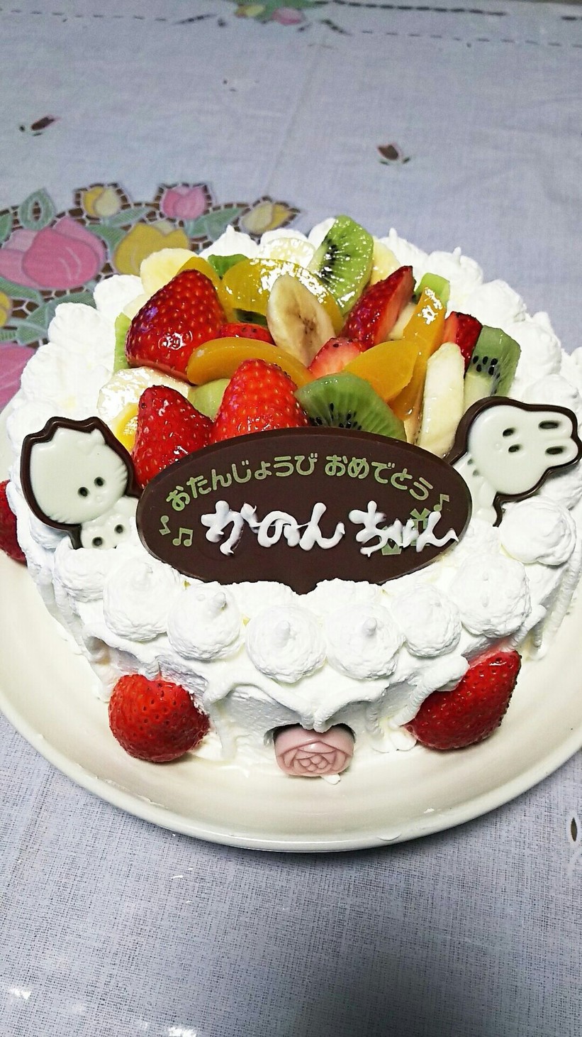 フルーツいっぱい誕生日ケーキの画像