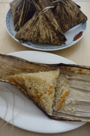 竹皮で包んだベジタリアン中華ちまきの写真