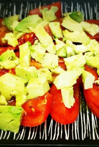 トマトとアボカドのバジルドレサラダ
