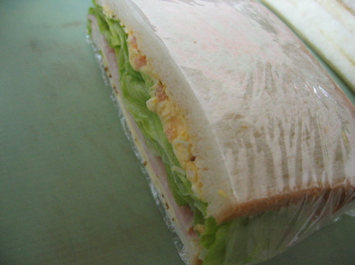 ラップで包もう♪驚愕のレタスサンドイッチの写真