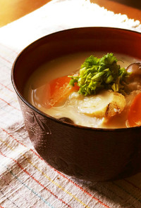 温まる♡おろし蓮根と根菜の白いお味噌汁