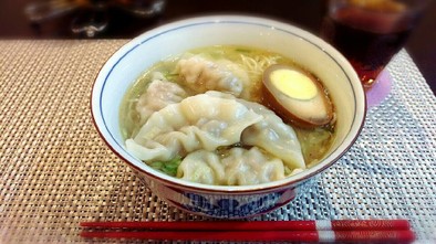香港風　海老餃子麺の写真