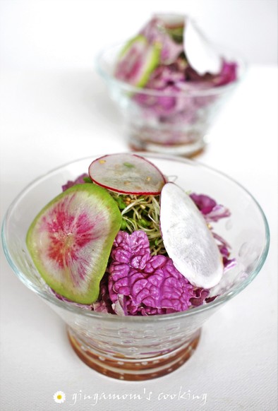 紫白菜(白菜)とスプラウトのおかかサラダの写真