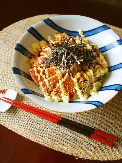 炙りサーモンとアボカドの醤油マヨ丼の写真