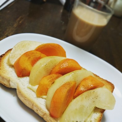 柿と洋梨のトーストの写真