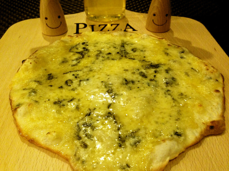 ゴルゴンゾーラ蜂蜜ピザを家庭用焼き窯で…の画像