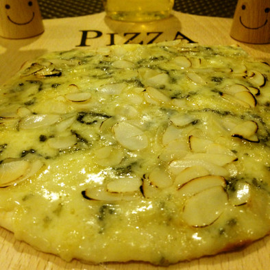 焼きアーモンド香るゴルゴンゾーラ蜂蜜ピザの写真