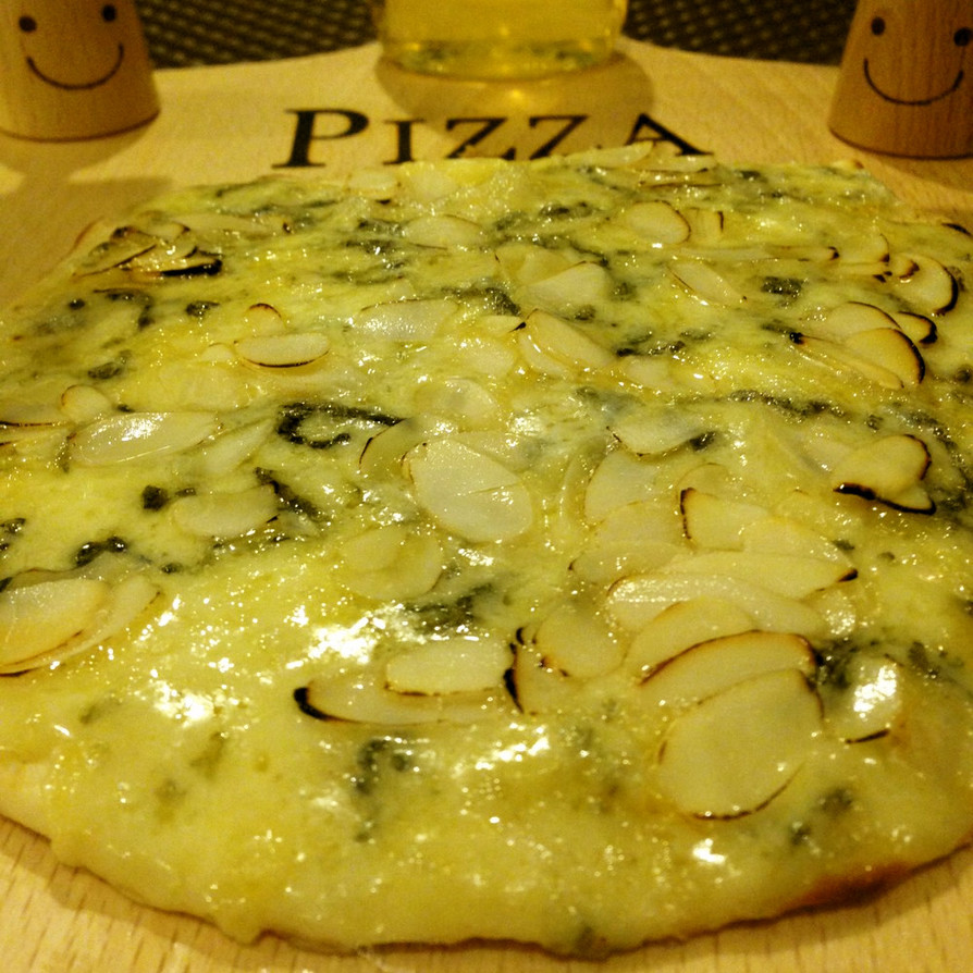 焼きアーモンド香るゴルゴンゾーラ蜂蜜ピザの画像
