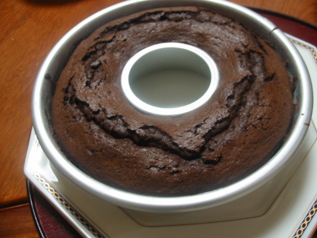 エンゼル型でチョコレートケーキの画像