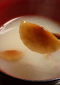 開きナメコ（天然なめこ）と山芋の味噌汁