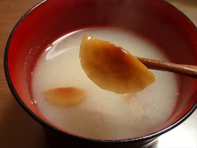開きナメコ(天然なめこ)と山芋の味噌汁