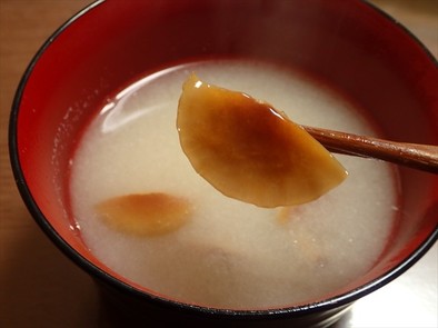 開きナメコ（天然なめこ）と山芋の味噌汁の写真