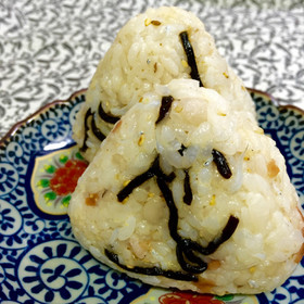 梅干し・しらす・ごま・塩昆布のおにぎり♬
