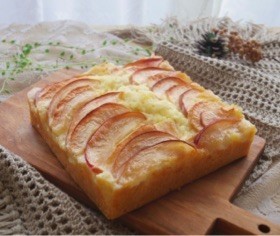 りんごとサワークリームのケーキの画像
