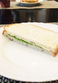 簡単ブルーチーズとサラダ菜のサンドイッチ