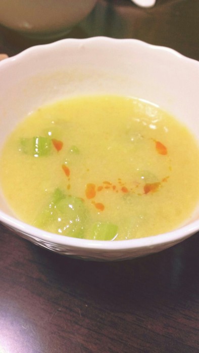 コーンとセロリの中華スープの写真