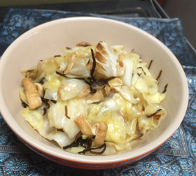 キャベツと塩昆布の蒸し炒め