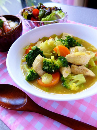 鶏胸とブロッコリー☆食べるカレースープ！の写真