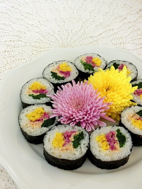 食用菊の華やかおもてなし巻き寿司の画像