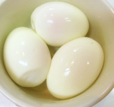 ゆで卵の殻が、つるっと簡単裏ワザの写真