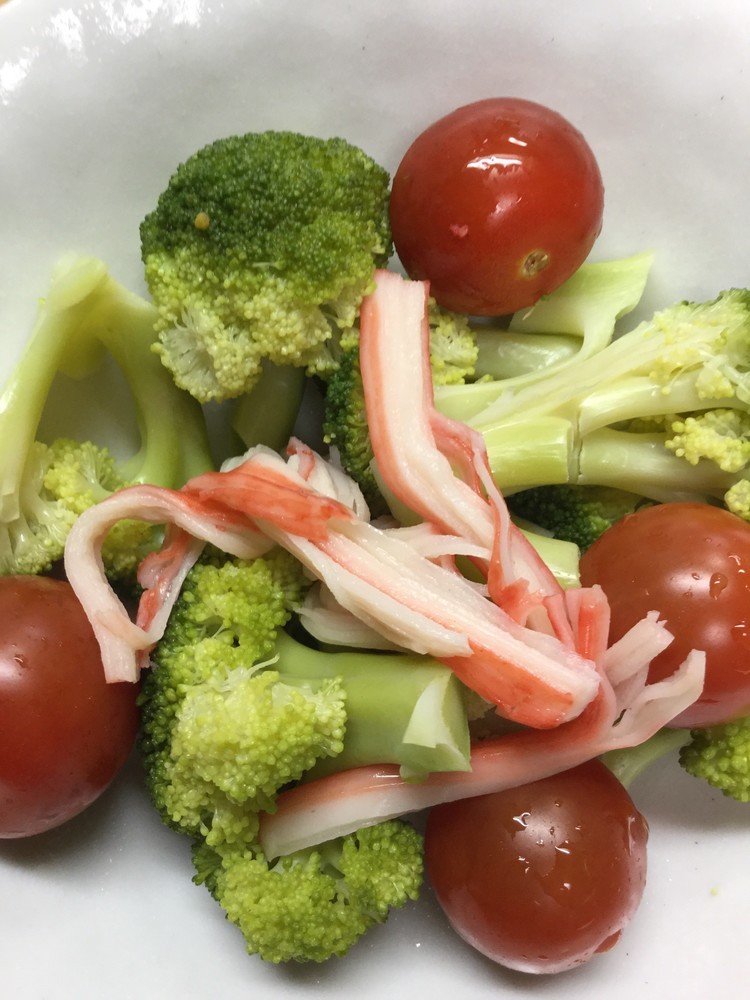 ブロッコリ・ミニトマト・カニカマのサラダの画像