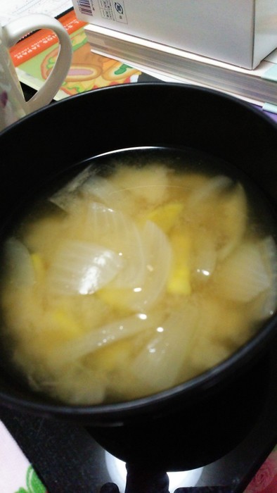 さつまいもと玉ねぎの味噌汁の写真