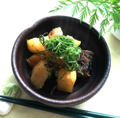 鯖缶と大根と馬鈴薯の煮物の写真