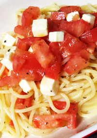 トマトとチーズのパスタ