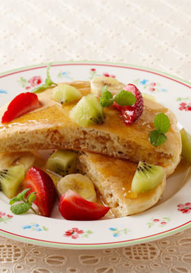グラノーラホットケーキのフルーツ添えの写真