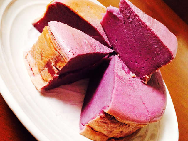 紫芋 ケーキ 食べ物の写真