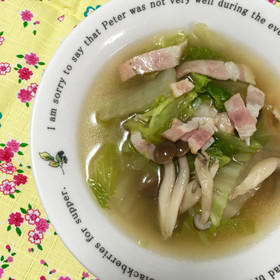 白菜・しめじ・ベーコンのあっさりスープ♬