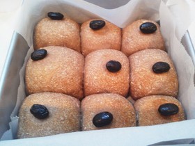 黒豆の煮汁とおからを使ったちぎりぱん
