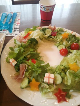 クリスマスリースのサラダ
