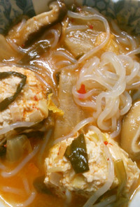 温かキムチと白滝 鶏団子のピリ辛スープ！