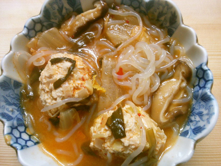 温かキムチと白滝 鶏団子のピリ辛スープ！の画像