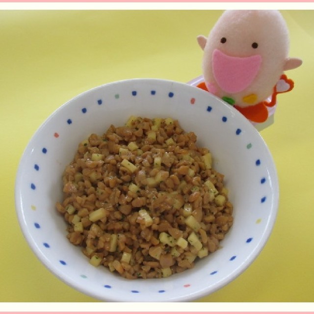 リュウジ 料理のおにいさんバズレシピ On Twitter 愛知の給食ではチーズ納豆という謎のメニューが出るとの噂を聞いたのでやってみました ひきわり納豆1パックに角切りプロセスチーズ25g入れ付属のタレとカラシ入れ混ぜるだけ 黒胡椒 ケチャップも合いました やはり