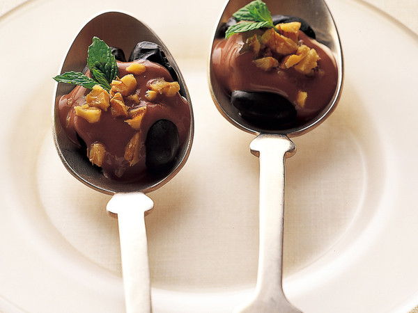 黒豆のラム酒漬けチョコレートクリームかけ