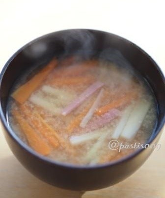 【おみそ汁】蓮根と人参ハムのお味噌汁の画像