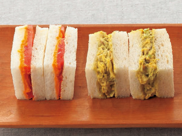 うにとトマトのサンドイッチ(写真左)