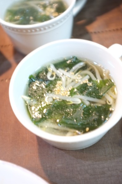 もやしとわかめの中華スープの写真