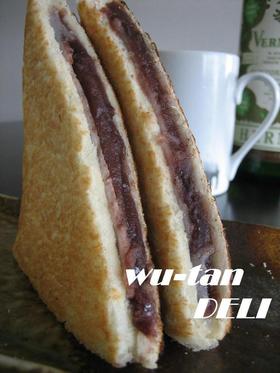 ボリューム朝食 余ってる餅は ホットサンド に挟んで ボリューム朝食 余ってる餅は ホットサンド に挟んで