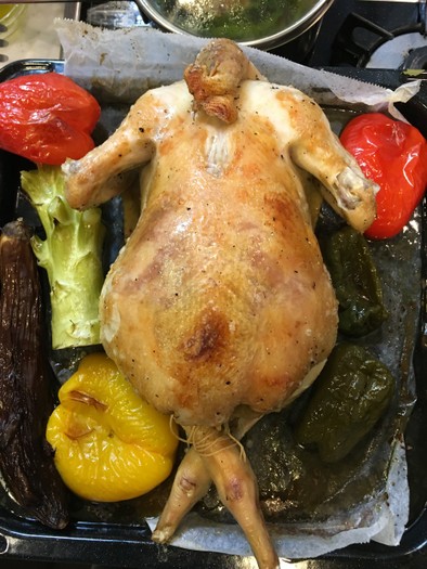 低温で柔らかジューシー丸鶏ローストチキンの写真